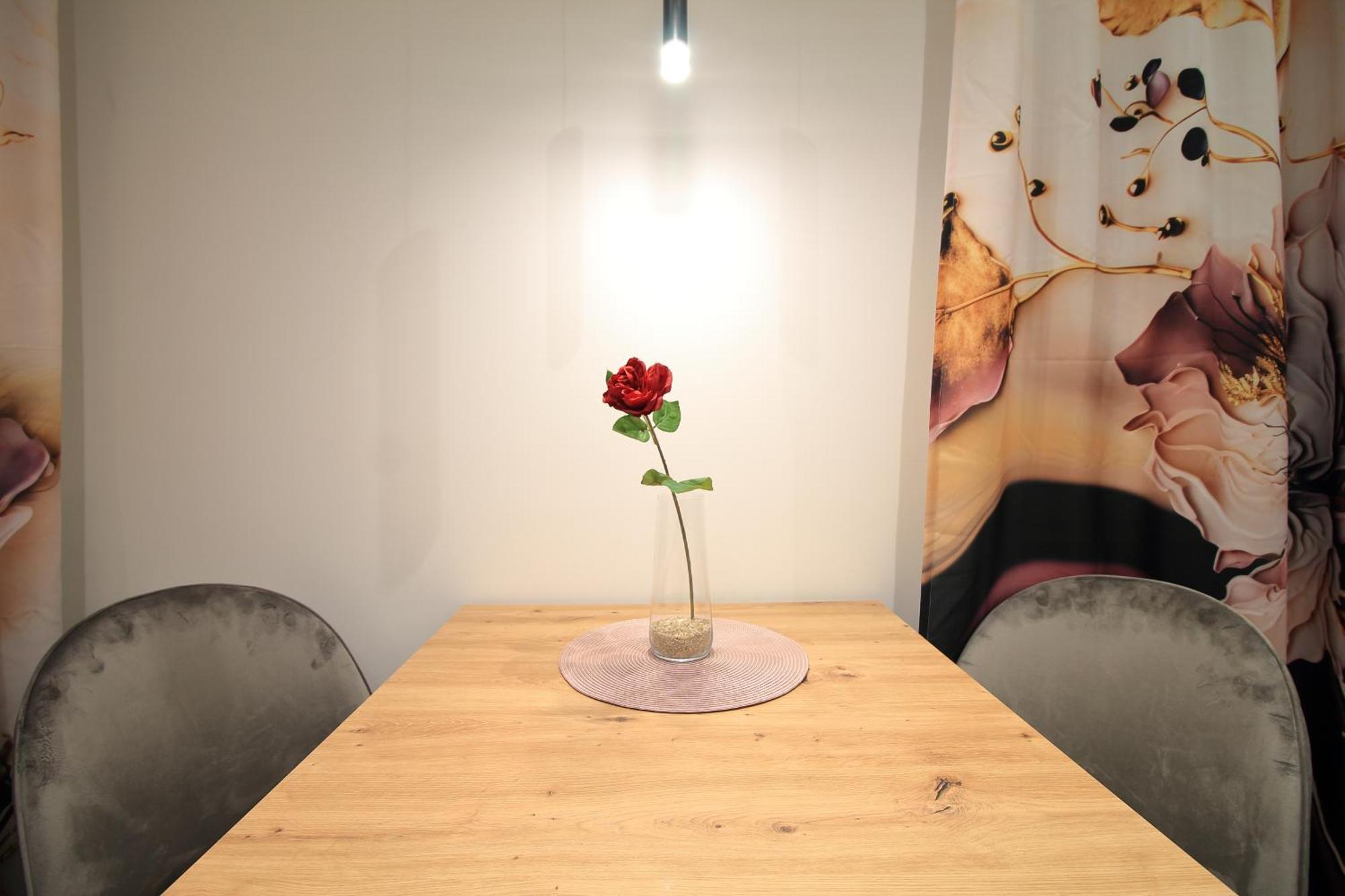 Premium - Red Rose - Self Check-in Apartment